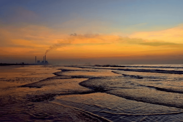 Pantai Kemiren: Rahasia Sunset yang Bikin Antri 4 Jam di Awal Tahun!